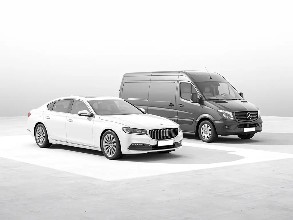 Witte zakensedan en grijze bestelwagen naast elkaar op betonnen oppervlak met zachte schaduwen en minimalistische achtergrond