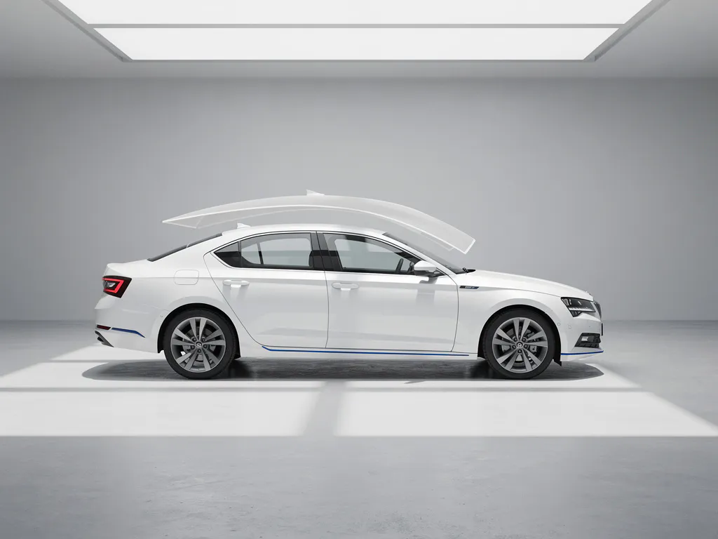 Witte zakelijke sedan met beschermend schild-symbool in minimalistische garage met zachte schaduwen op betonvloer