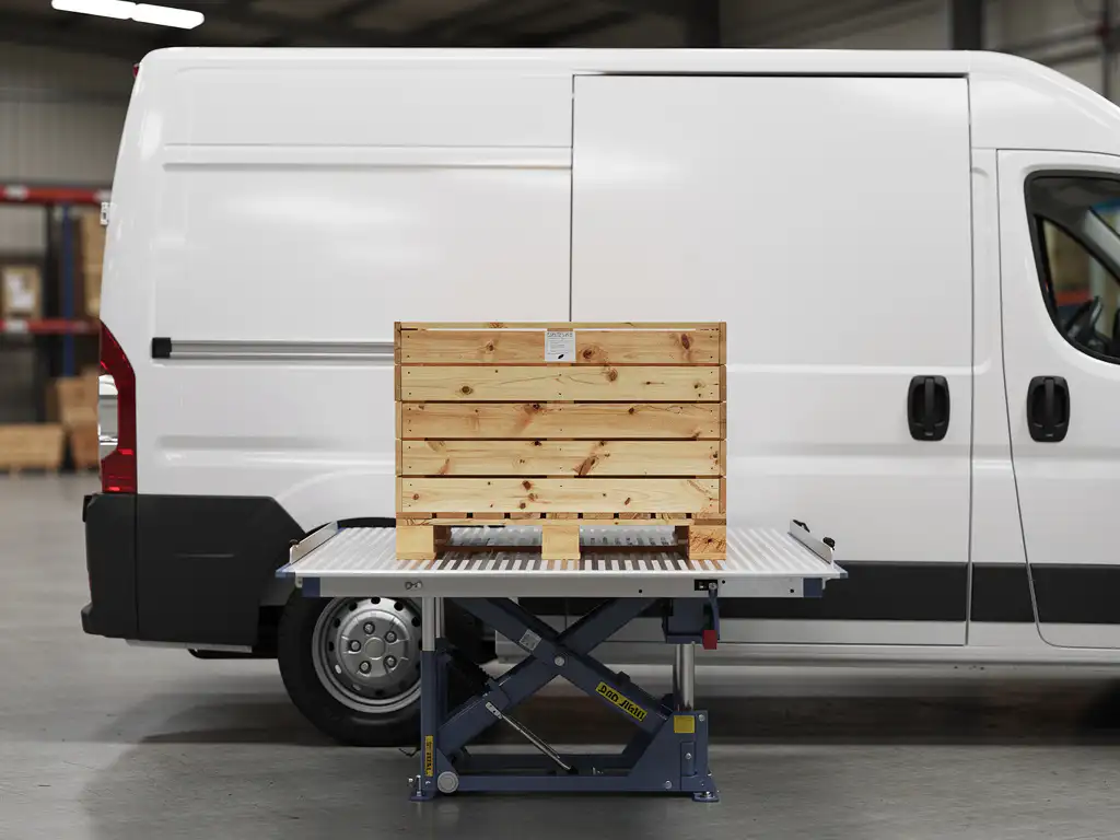 Hydraulische laadklep van witte bestelwagen met gestapelde houten pallet op verlaagd platform in magazijnomgeving.