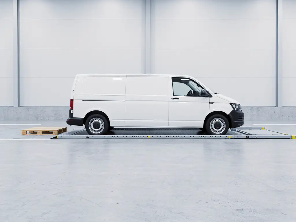 Witte bestelwagen met hydraulische laadklep op laadkuiphoogte, houten pallet op industrieel laaddok.