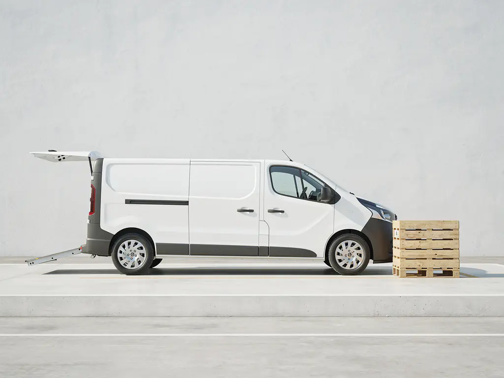 Witte bestelbus met neergelaten laadklep op betonnen laadperron, houten pallet in overdracht, minimalistische industriële omgeving.