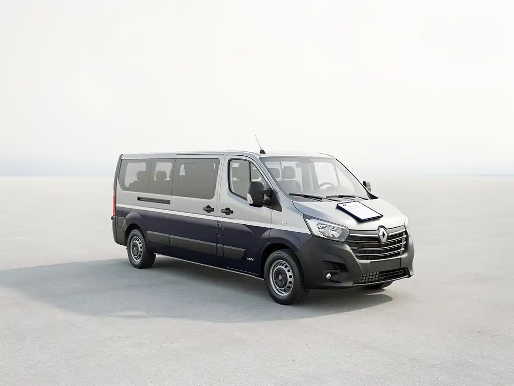 Zilvergrijze minibus met 9 zitplaatsen geparkeerd op lege weg, officiële documentmap op de motorkap, bewolkte lucht op de achtergrond.